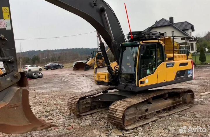 Стекло правое у стрелы на экскаватор Volvo EC 300