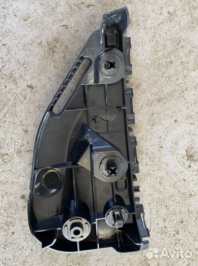 Кронштейн бампера передний левый Тойота Хайлюкс 8