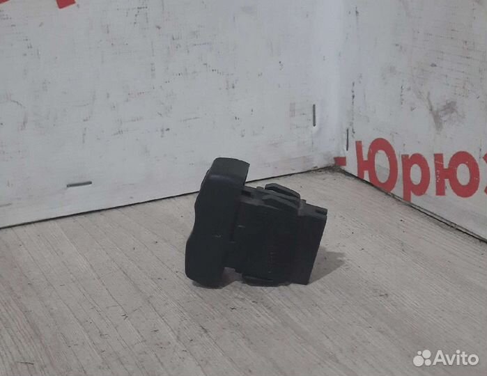 Кнопка блокировки дверей Renault Logan