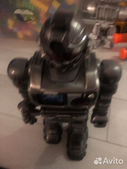 Робот с пистолетом электрический