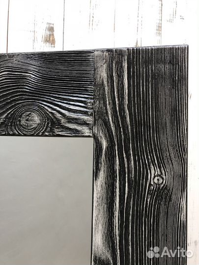 Зеркало в деревянной раме