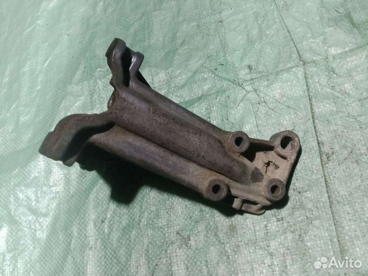 Опора двигателя правая Volkswagen Passat B3