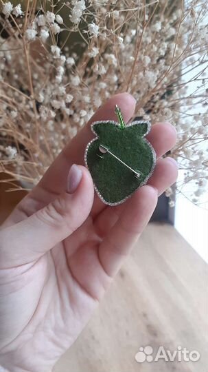 Брошка, ручная вышивка