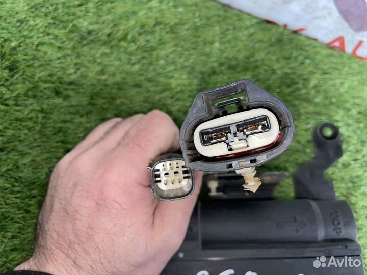 Насос (моторчик) омывателя стекла Cadillac Escalad