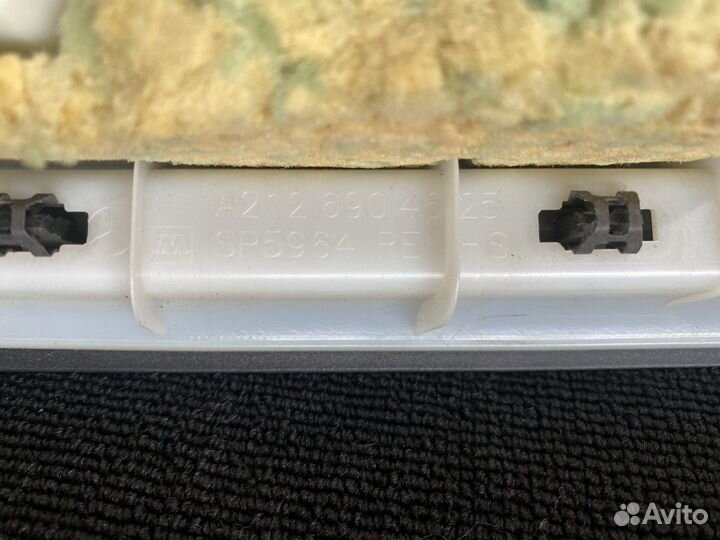 Обшивка задней правой стойки Mercedes Benz w212