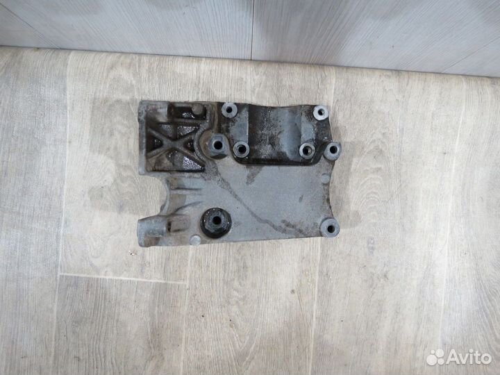 Кронштейн компрессора кондиционера Ford Focus 3