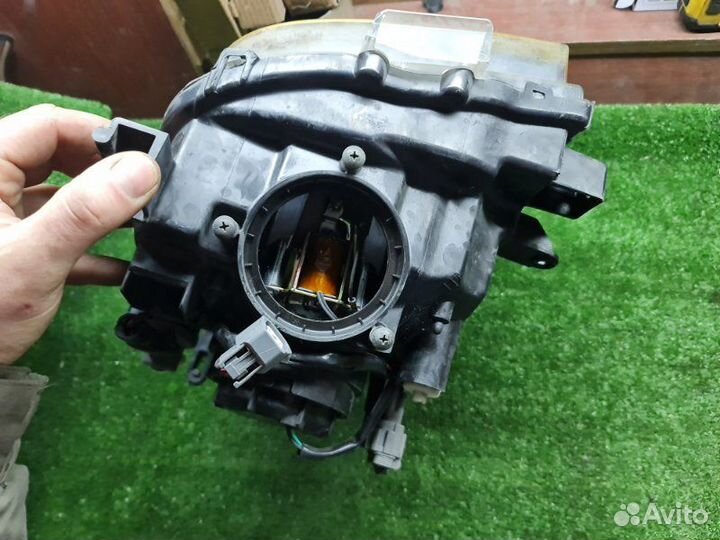 Фара передняя правая Nissan Cube Z11