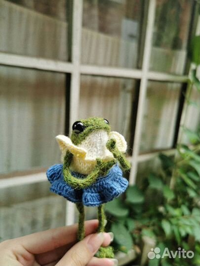 Вязаная лягушка игрушка