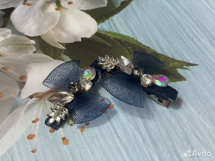 Заколка для волос со стразами