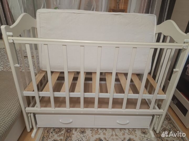 Детская кроватка с маятником и ящиком