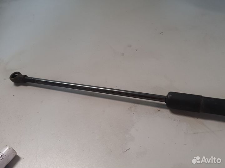 Упор крышки багажника правый Nissan Qashqai j10