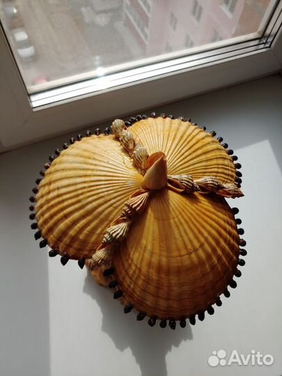 Лампа настольная из ракушек