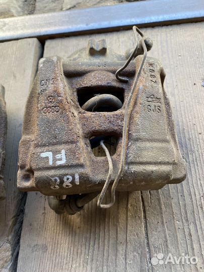 Суппорт передний оригинал VAG Tiguan