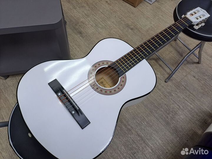 Гитара классическая белая с нейлоновыми струнами