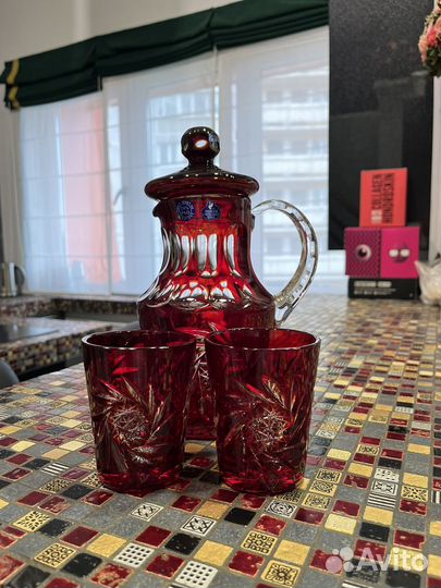 Кувшин и два стакана из цветного хрусталя