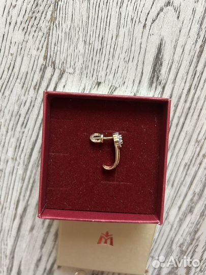 Одна золотая серьга с бриллиантами