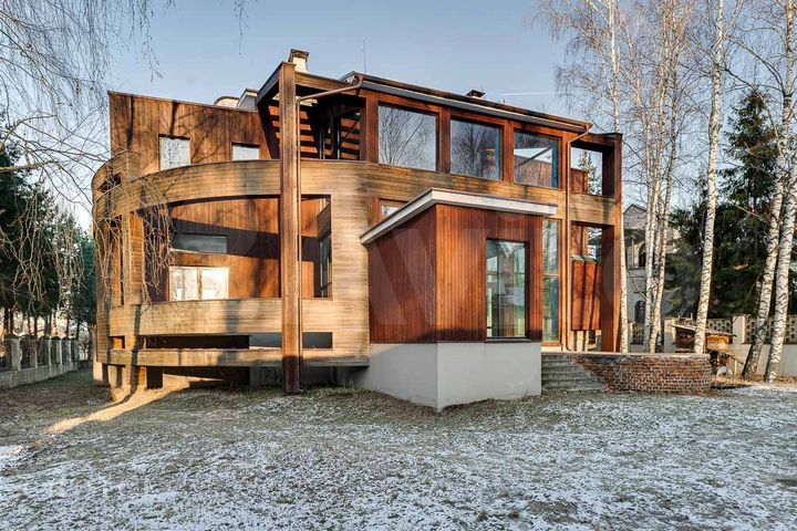 Коттедж 850 м² на участке 30 сот.