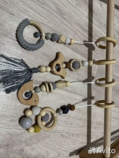 Стойка тренажер Монтессори с игрушками из дерева