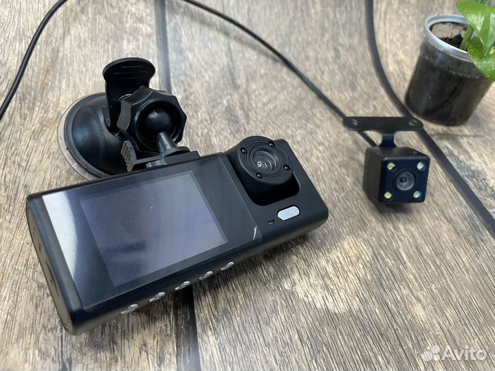 Видеорегистратор с 3 камерами