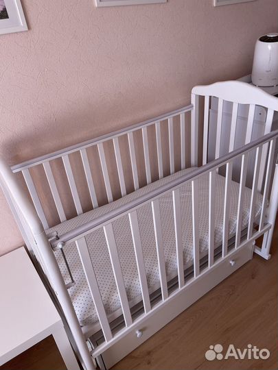 Детская кроватка с маятником и ящиком