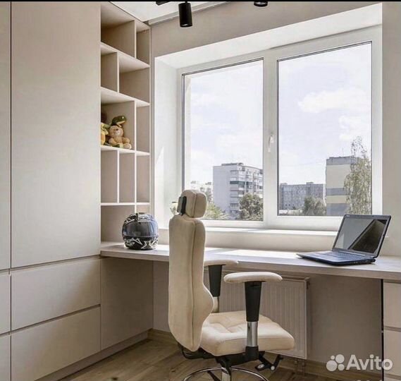 Письменный стол у окна/ рабочая зона / шкаф