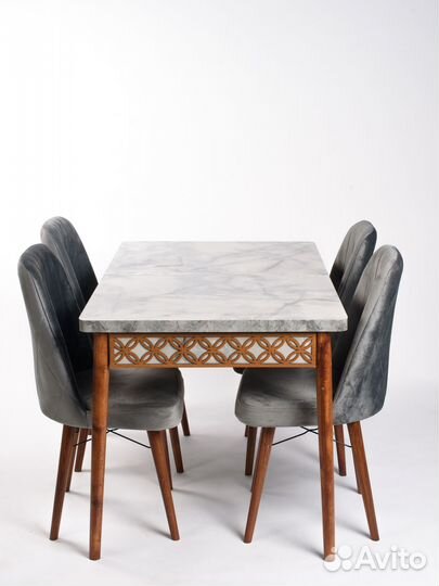 Стол деревянный и стулья мягкие 6 шт