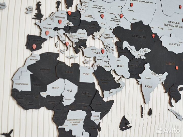 Деревянная карта мира в наличии