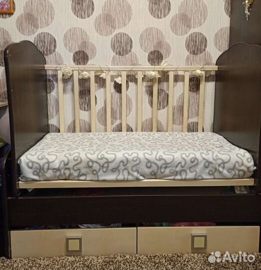 Детская кроватка с маятником и ящиком