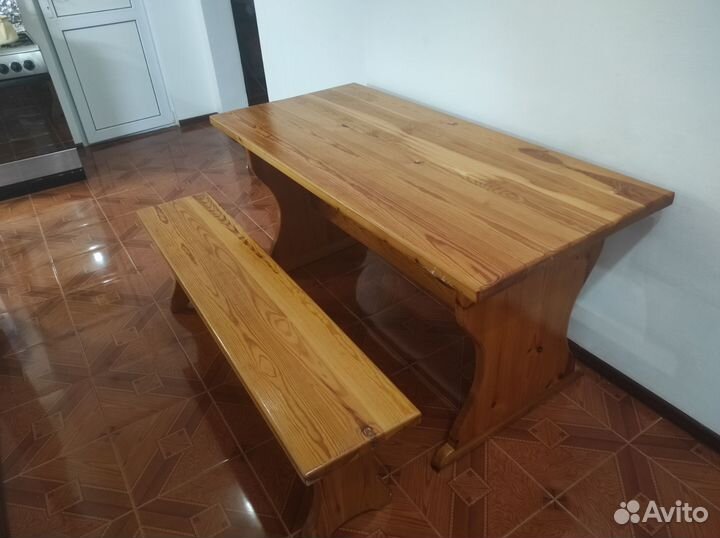 Деревяннй стол и лавки
