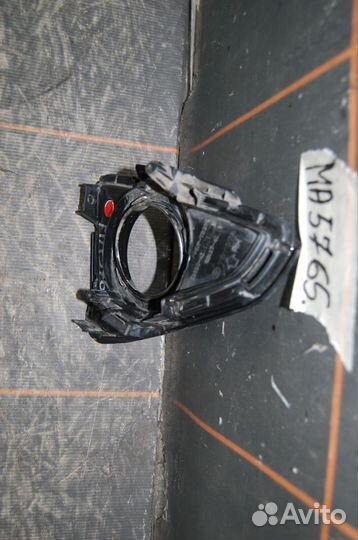 Накладка фары противотуманной правой - Toyota RAV4