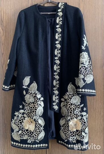 Пальто с вышивкой натуральная шерсть