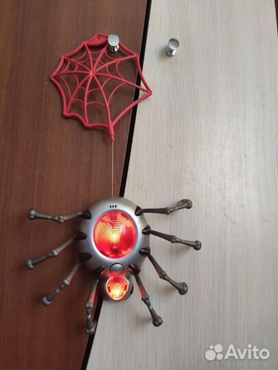 Паук со световым пистолетом