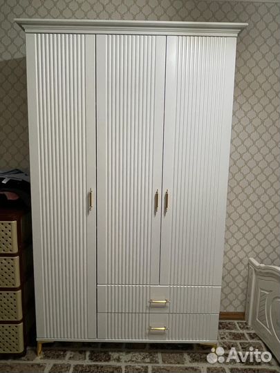 Шкаф распашной белый