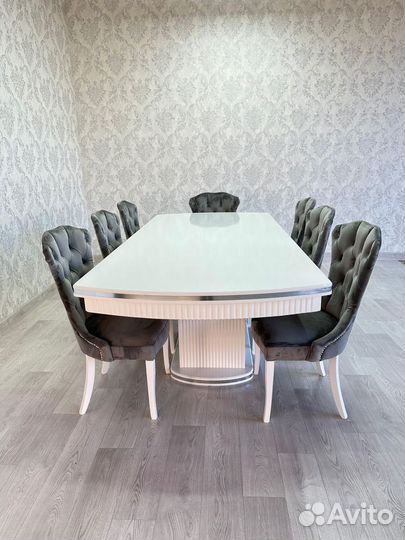 Стол и стулья