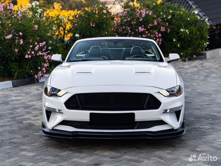 Аренда прокат Ford Mustang белоснежный с полосами
