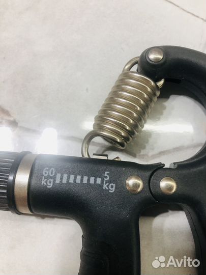 Эспандер пружинный кистевой регулируемый