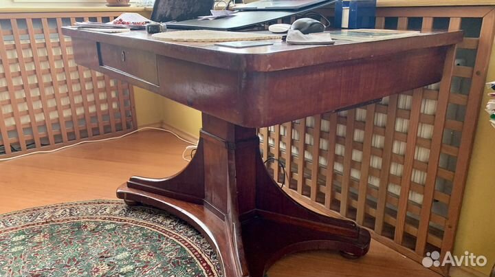 Антикварный стол. Красное дерево