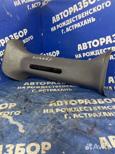 Накладка стойки. Plymouth Voyager минивен 6G72