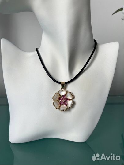 Золотая подвеска с драгоценными камнями