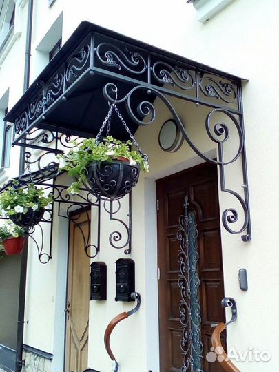 Козырек над дверью