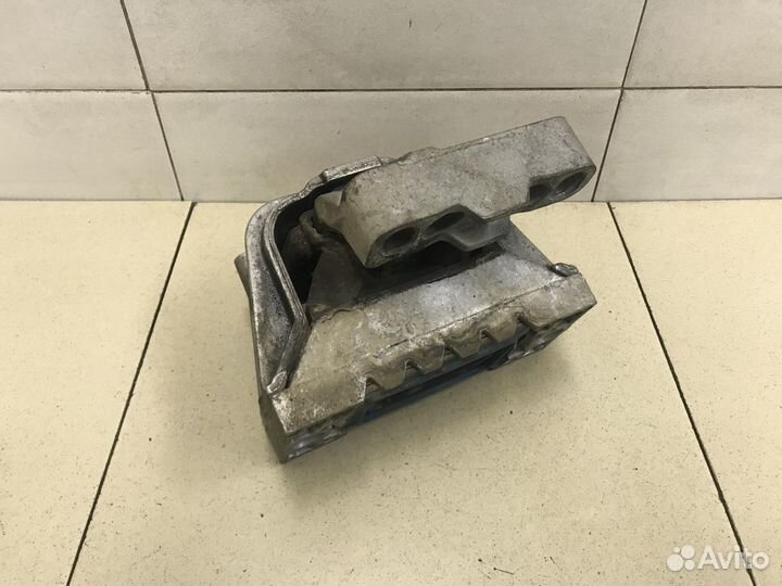 Опора двигателя правая Passat B6 2005-2010