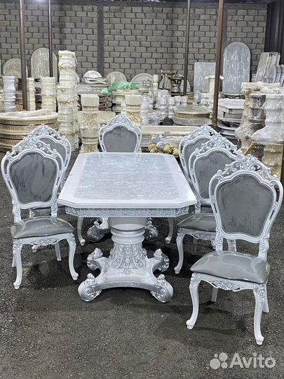 Стол и стулья 