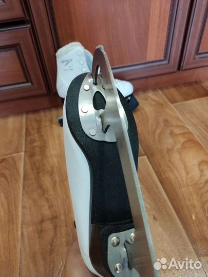 Коньки на девочку фигурные