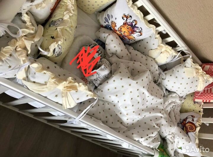 Детская кроватка с маятником