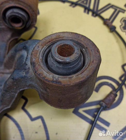 Цапфа (поворотный кулак) задняя правая Suzuki