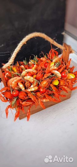 Ящик с морепродуктами раки, креветки