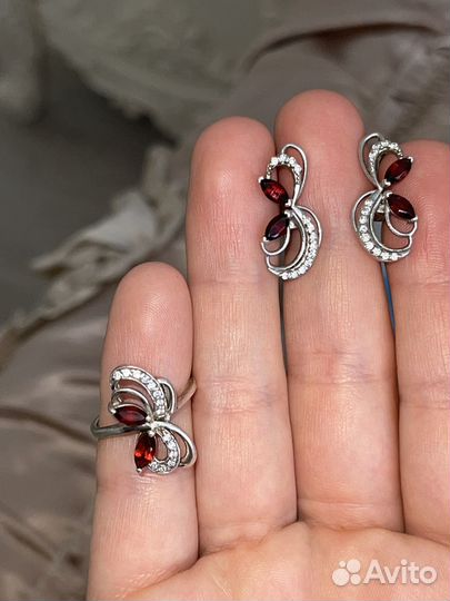 Серебряные серьги с гранатом