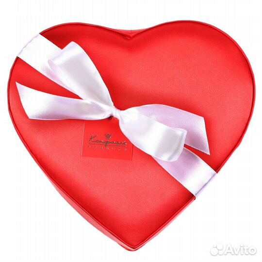 Сердце из свежей клубники в шоколаде с миндалем