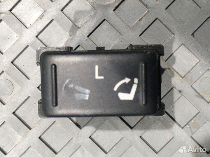 Кнопка складывания сидений (Infiniti QX56)