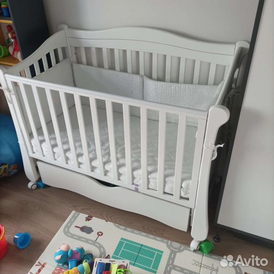 Детская кроватка с маятником и ящиком